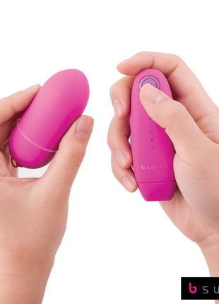 Vibrating ei in hellem pinkem silikon mit passender fernbedienung von b swish b naughty unleashed klassisch rosa