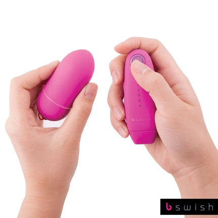 Vibrating ei in hellem pinkem silikon mit passender fernbedienung von b swish b naughty unleashed klassisch rosa