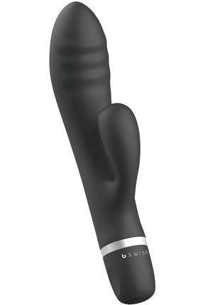 Schwarzer b swish bwild classic rabbit-vibrator mit glatter oberfläche und silbernem akzentband am fußende