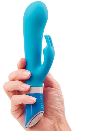 Ein glatter, ergonomischer blauer silikon vibrator in hasenform mit bedienfeld am fuß, b swish - bwild deluxe bunny rabbit vibrator jade