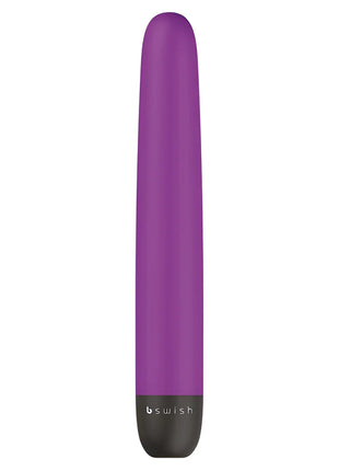Lila b swish vibrierender massagestab mit matter oberfläche und schwarzer basis für klassischen himbeer spaß