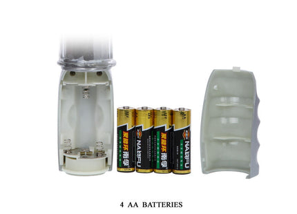Weißes plastik-taschenlampe mit transparentem objektiv und herausnehmbarem batteriefach neben vier aa-batterien baile amour raketen transparenter rotator 26,5 cm