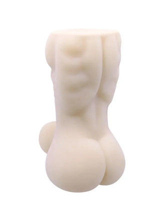 Cremefarbener, modellierter kerzenkörper mit definierten bauchmuskeln und abgerundetem gesäß als back spirit minimasturbator für männer