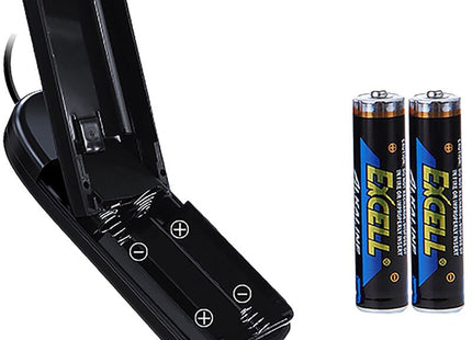 Schwarzes plastik aa batterieladegerät mit zwei fächern und netzkabel neben zwei exell aaa batterien zum realistischer vibrator baile catoblepas 20,6 cm flesh fernbedienung
