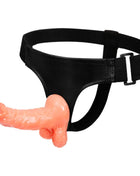 Schwarzer latexgurt mit pfirsichfarbenem silikonpenis und verstellbarem höschen von baile 15,5 cm