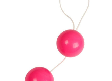 Glänzende pinke plastikperlen aus der baile lovers secret collection fantasykit am weißen band verbunden