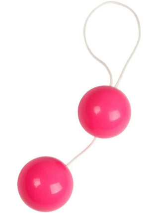 Glänzende pinke plastikperlen aus der baile lovers secret collection fantasykit am weißen band verbunden