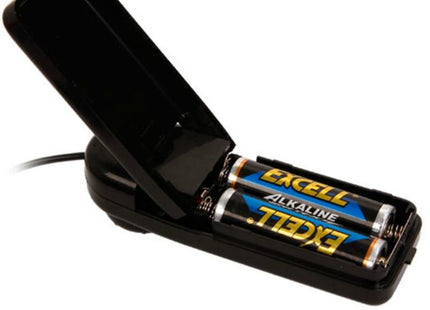 Schwarzes plastik-akku-ladegerät mit zwei inserted exell alkalinen aa-batterien für baile penis vibrationsdildo mit realistischer vibration