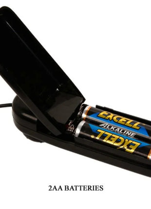Schwarzes plastik-akku-ladegerät mit zwei inserted exell alkalinen aa-batterien für baile penis vibrationsdildo mit realistischer vibration