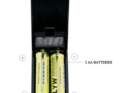 Schwarzes plastikladegerät mit zwei goldfarbenen aa-batterien für baile prime realistischer dong dildo