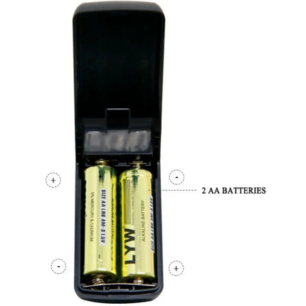 Schwarzes plastikladegerät mit zwei goldfarbenen aa-batterien für baile prime realistischer dong dildo