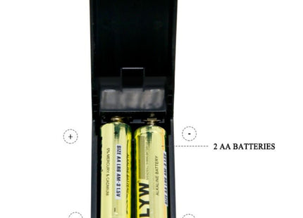 Schwarzes kunststoff-akku-ladegerät mit zwei goldfarbenen aa-batterien für baile realistischer dildo dong vibration und rotation 20 cm