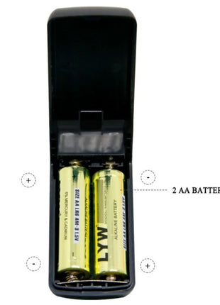 Schwarzes kunststoff-akku-ladegerät mit zwei goldfarbenen aa-batterien für baile realistischer dildo dong vibration und rotation 20 cm