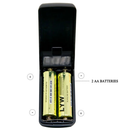 Schwarzes kunststoff-akku-ladegerät mit zwei goldfarbenen aa-batterien für baile realistischer dildo dong vibration und rotation 20 cm