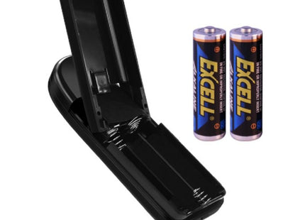 Schwarzes kunststoff klammer ladegerät mit zwei aa batterien neben dem realistischer hahndildo mit vibration von baile