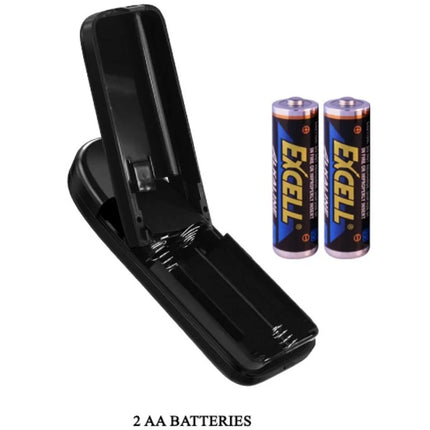 Schwarzes kunststoff klammer ladegerät mit zwei aa batterien neben dem realistischer hahndildo mit vibration von baile