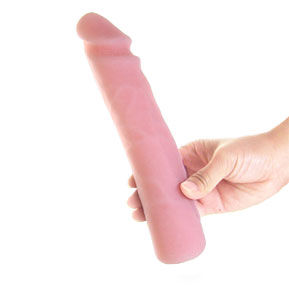 Pink silikon dildo 23 cm von BAILE mit realistischem skin touch wird in der hand gehalten