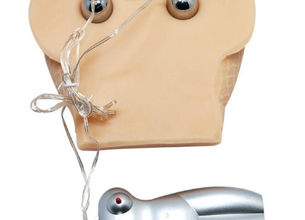 Beige silikonfrosch-förmiges gesichtsmassagegerät mit metallischen kugelaugen und silberner fernbedienung für baile realistischer vagina und anus mit mesh
