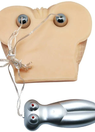 Beige silikonfrosch-förmiges gesichtsmassagegerät mit metallischen kugelaugen und silberner fernbedienung für baile realistischer vagina und anus mit mesh