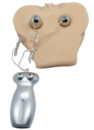 Silbernes metallic realistische vagina und anus device mit roten led-augen und zwei silbernen kugeln am beigefarbenen kopfmodell