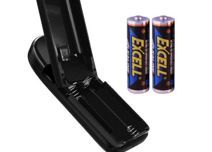 Schwarzes aa batterieladegerät mit zwei excell batterien neben realistischem vibrierendem und aufblasbarem dildo von baile