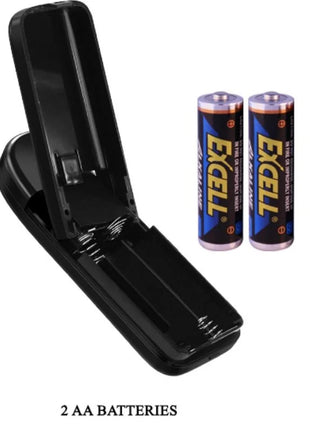 Schwarzes aa batterieladegerät mit zwei excell batterien neben realistischem vibrierendem und aufblasbarem dildo von baile