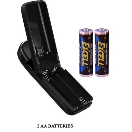 Schwarzes aa batterieladegerät mit zwei excell batterien neben realistischem vibrierendem und aufblasbarem dildo von baile