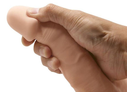 Eine realistische, fleischfarbene silicone dildo 21,8 cm von baile in einer hand gehalten