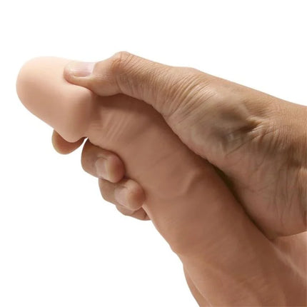 Eine realistische, fleischfarbene silicone dildo 21,8 cm von baile in einer hand gehalten