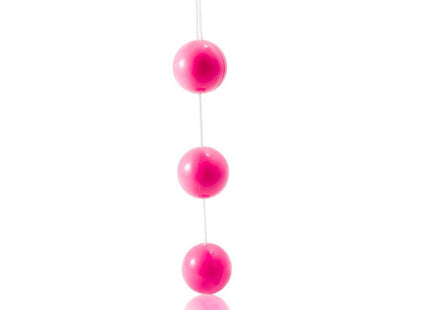 Helle rosa glänzende kugelkette aus acryl von baile namens streifen rosa analkugeln sichtbar auf klarem draht
