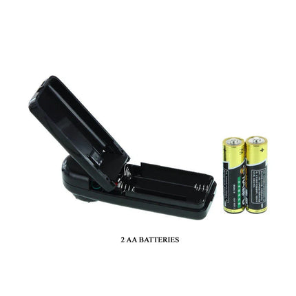 Schwarzes kunststoff-akkugehäuse mit zwei aa-batterien neben dem baile super rota dong realistischer dildo 20,5 cm