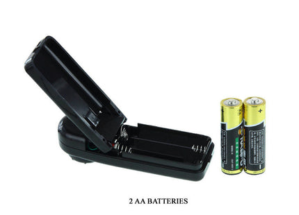 Schwarzes plastikakku-ladegerät mit zwei aa-batterien neben dem baile super rota realistischer penis dong produkt