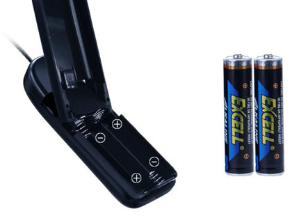Schwarzes plastik aa akkuladegerät mit zwei fächern neben zwei excell aaa alkalibatterien im produkt baile super vibrator vibrierendes ei mit stimulator
