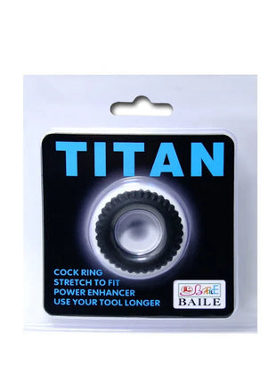 Schwarzer und silberner strukturierter cockring aus silikon in transparenter verpackung mit blauem titan branding