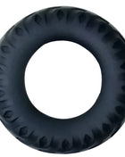 Schwarzer gummiring mit strukturiertem laufprofil baile titan cockring schwarz grün 2 cm