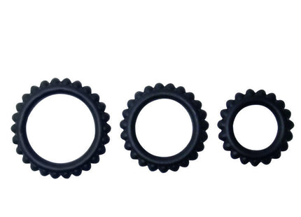 Set aus drei schwarzen silikon cockringen mit strukturierter zahnradkante von baile titan in 2,8 2,4 und 1,9 cm