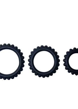 Set aus drei schwarzen silikon cockringen mit strukturierter zahnradkante von baile titan in 2,8 2,4 und 1,9 cm