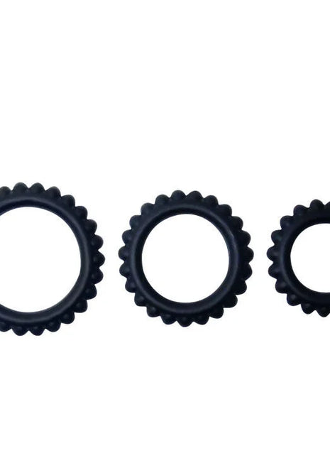 Set aus drei schwarzen silikon cockringen mit strukturierter zahnradkante von baile titan in 2,8 2,4 und 1,9 cm