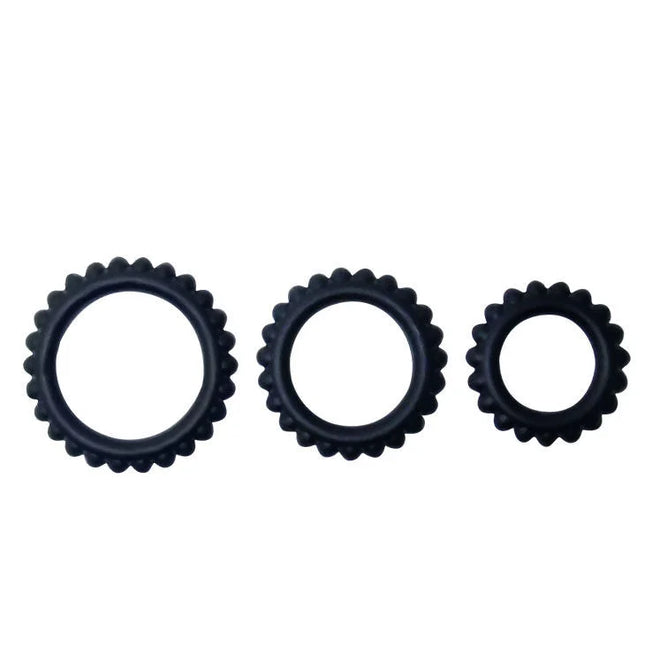 Set aus drei schwarzen silikon cockringen mit strukturierter zahnradkante von baile titan in 2,8 2,4 und 1,9 cm