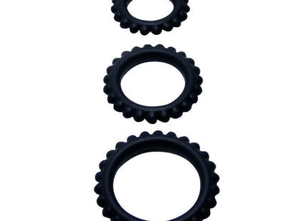 Set aus drei schwarzen silikonhodenringen mit gewelltem, strukturiertem rand von baile titan set