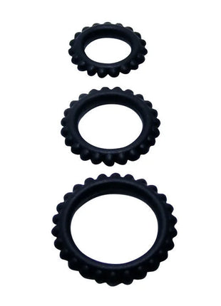 Set aus drei schwarzen silikonhodenringen mit gewelltem, strukturiertem rand von baile titan set