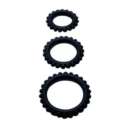 Set aus drei schwarzen silikonhodenringen mit gewelltem, strukturiertem rand von baile titan set