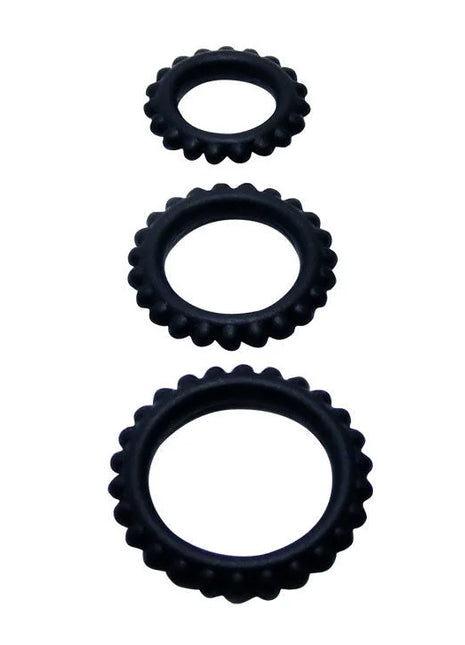 Set aus drei schwarzen silikonhodenringen mit gewelltem, strukturiertem rand von baile titan set