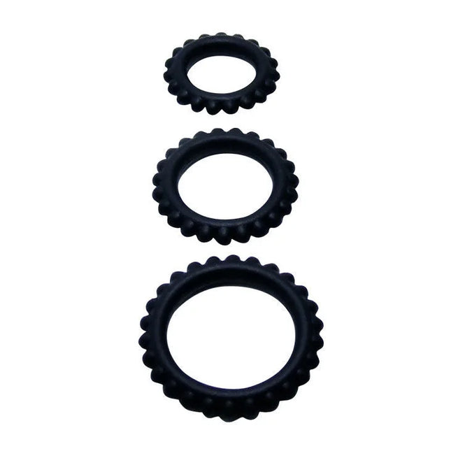 Set aus drei schwarzen silikonhodenringen mit gewelltem, strukturiertem rand von baile titan set