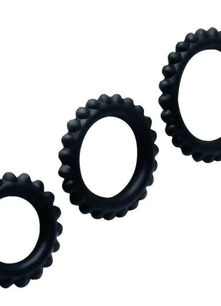 Set aus drei schwarzen silikon cockrings mit strukturierter zahnradkante in größen 2.8 2.4 und 1.9 cm von baile