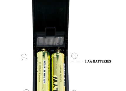 Schwarzes kunststoff-batterieladegerät mit zwei goldfarbenen aa-alkalibatterien für baile vibrierende kristallkappe ii