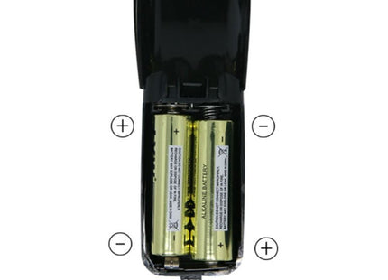 Schwarzes plastik-akku-ladegerät mit zwei goldfarbenen aa-alkalibatterien für baile willkürliche dildovibrationen und rotationsfunktion