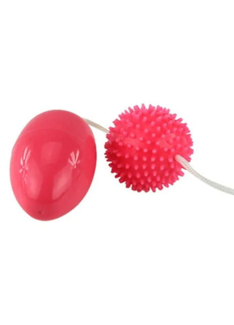 Ein lebhaftes pinkfarbenes zweiteiliges massageballset mit glattem oval und stacheliger kugel von baile