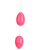 Glänzende rosa plastikperlen in eiform verbunden mit weißer schnur im produkt baile zwillingeblle rosa analblle