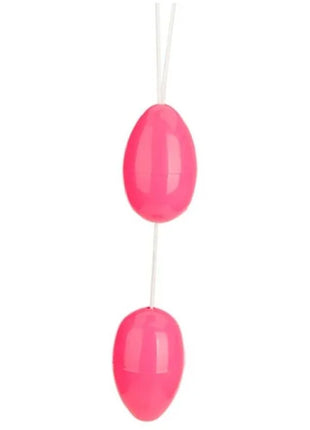 Glänzende rosa plastikperlen in eiform verbunden mit weißer schnur im produkt baile zwillingeblle rosa analblle